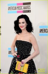 组图：凯蒂-佩里亮相红毯 黑色印花裙笑容甜美