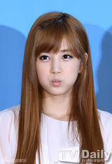 组图：韩团A pink任宣传大使黑白配甜美亮相