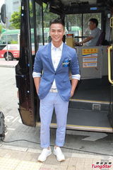 组图：罗仲谦胡杏儿出席活动 尴尬示范按摩