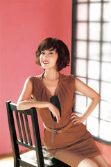 高清：闫妮荣登时尚杂志封面 靓丽造型展女人风情 