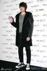 组图：朴寒星洪秀雅徐仁英等众星时尚亮相服装秀