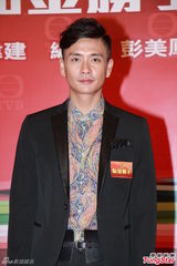 组图：梁政珏透视露内衣 徐子珊暧昧女女吻