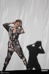 组图：容祖儿彩虹服装唱响伦敦 众人捧场激动而泣