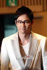 幻灯图：姜志焕朴时妍等出席《COFFEE HOUSE》发布