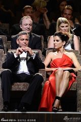 组图：威尼斯影展开幕现场 各单元评委登台致谢