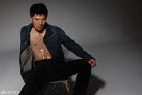 组图：张哲人型男写真 大秀完美身材