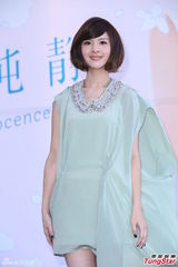 组图：郭静签唱会否认整容 厨师爸爸送乳鸽助阵