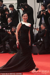 组图：金基德《圣殇》首映 赵敏秀性感长裙秀香肩