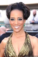 高清组图：肖恩-罗宾森金属色长裙波光粼粼