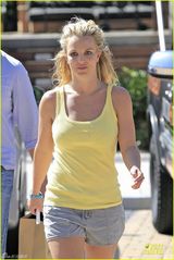 组图：布兰妮夏日穿大棉靴 露壮硕象腿