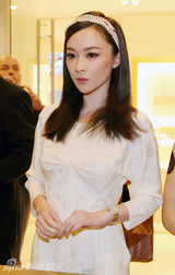 组图：霍思燕出席剪彩活动 剔透灵秀气质出众