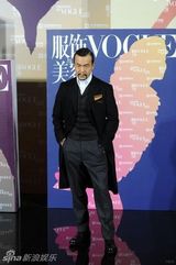 组图：廖凡亮相VOGUE庆典 黑色长风衣显男人味
