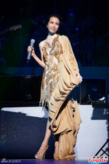 组图：莫文蔚20周年上海巡演 台上换装性感