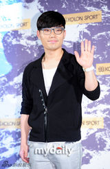 李胜基白衬衣帅气亮相 南圭丽(南奎丽)绿裙清丽淡雅(图)