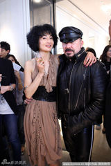 幻灯图：张曼玉现身性感优雅 全程与建筑师亲密互动