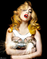 组图：GaGa全裸登封面 玉手遮三点一览无遗