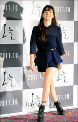 组图：宋慧乔出席新片发布会 超短裙亮相秀性感