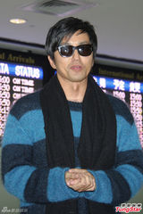 组图：日星大泽隆夫帅气抵台 握手签名来者不拒