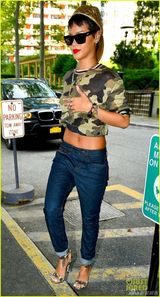 组图：蕾哈娜迷彩T恤秀蛮腰 金色棒球帽抢眼