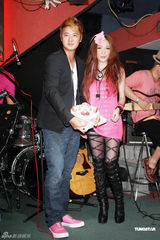 组图：许维恩开唱秀恩爱 吴亚馨送花篮力挺