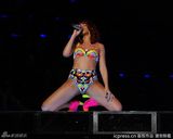 组图：蕾哈娜美国巡演 五彩比基尼打造视听盛宴