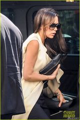 组图：贝嫂潮装现身车站 长衫飘舞女王范儿十足