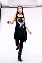 幻灯图：舒淇变身网游主角身陷险境 等待粉丝营救