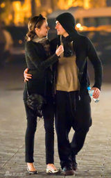 幻灯图集：奥兰多和女友游摩洛哥 亲密勾肩搭背