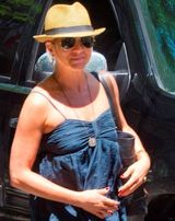 组图：《鸟为食亡》开拍 安妮斯顿拖鞋短裙清凉