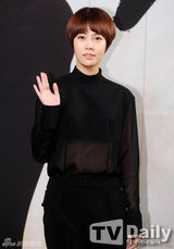 组图：高贤贞宣传《女王的教室》怪异服装抢眼