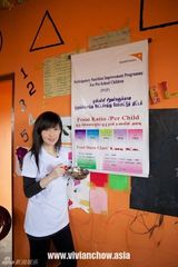 46岁周慧敏斯里兰卡公益行 为孩童剪发吹泡泡