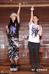 幻灯图集：Twins为个唱彩排 陈伟霆容祖儿探望加油