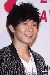 组图：林俊杰获票选人气男艺人 谢谢周杰伦相挺