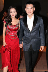 组图：严宽杜晓婷携手出席活动 粉丝献花送祝福