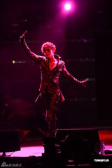 组图：金贤重香港会粉丝劲歌热舞造型炫酷