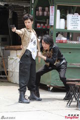 组图：王君馨拍枪战戏 保护男主黄子华