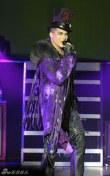 幻灯图集：《美偶》冠军亚当-兰伯特加拿大开唱