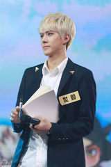 组图：EXO录制节目 12个大男孩儿既帅且萌