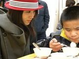 幻灯图：曹曦文十五佳节送爱心 牵手盲童碰撞心灵 