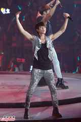 组图：SHINee演唱会空中劲歌热舞大玩飞天
