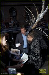 组图：Lady Gaga羽毛头饰现身街头表情搞怪