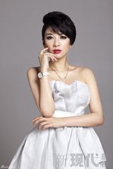 组图：黄奕大片化身山水美人 水墨画意境别样妩媚