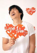 高清图：文根英金强宇携手为慈善 展现温暖笑容