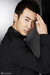 组图：高梓淇拍摄全新秋季写真 展成熟型男魅力