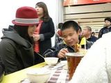 幻灯图：曹曦文十五佳节送爱心 牵手盲童碰撞心灵 