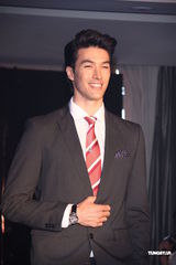 组图：锦荣代言腕表抢金 “好朋友”陪过28岁生日