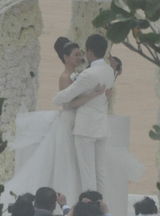 组图：大S纯白婚纱牵手新郎汪小菲出场 甜蜜拥吻