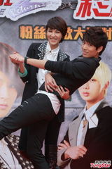 组图：曾沛慈SpeXial为新剧造势 与学生拼球技