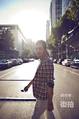 明星爱街拍：沙溢潮范儿出街 绽放温暖笑容