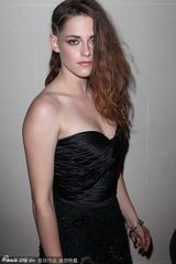 组图：暮光女性感捧场时装周 与设计师亲密耳语